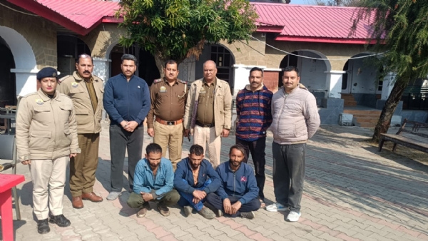 पकड़े गए आरोपित पुलिस टीम के साथ।