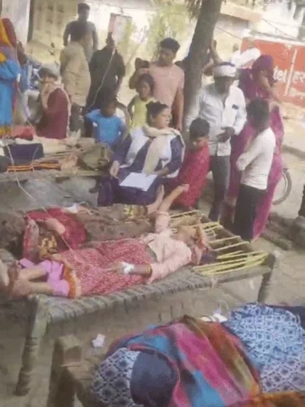 मेडिकल टीम ने चारपाई बिछाकर सभी को ड्रिप लगाई