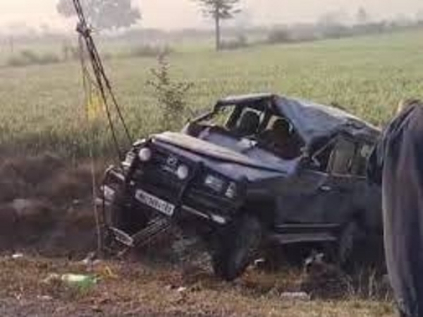 महाकुंभ से लौट रहे श्रद्धालुओं का वाहन पलटा