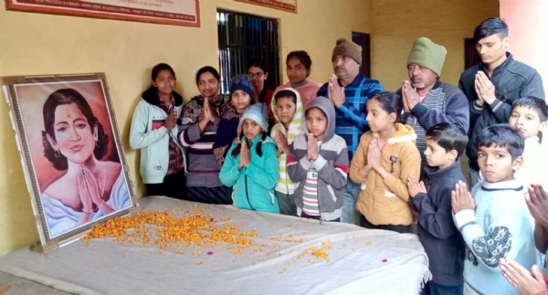 वीर हकीकत राय के चित्र पर माल्यार्पण करते विद्यार्थी व अन्य ग्रामीण।