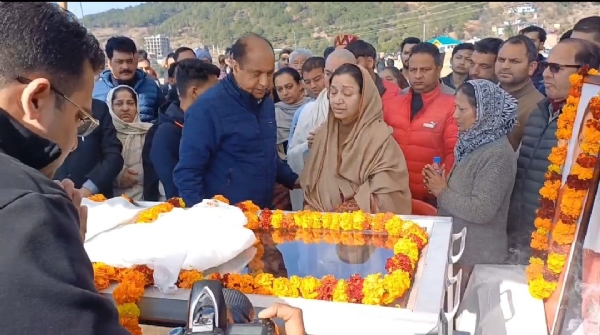 अंतिम विदाई के दौरान किशन कपूर की धर्मपत्नी को ढांढस बंधाते हुए नेता प्रतिपक्ष जय राम ठाकुर।