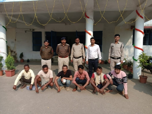 पुलिस के गिरफ्त में आरोपीगण