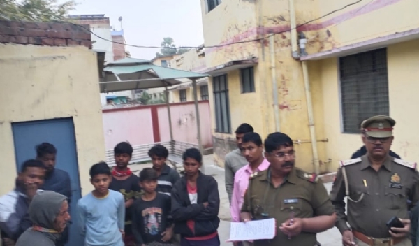 घटनास्थल पर मौजूद पुलिस।