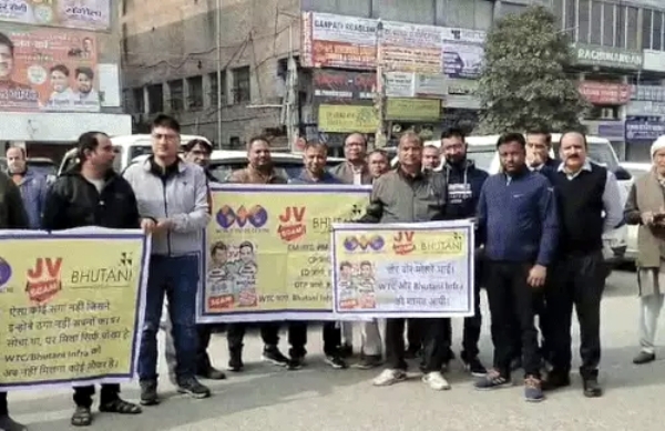 कैबिनेट मंत्री विपुल गोयल के सेक्टर 16 स्थित आफिस के बाहर प्रदर्शन करते बायर्स