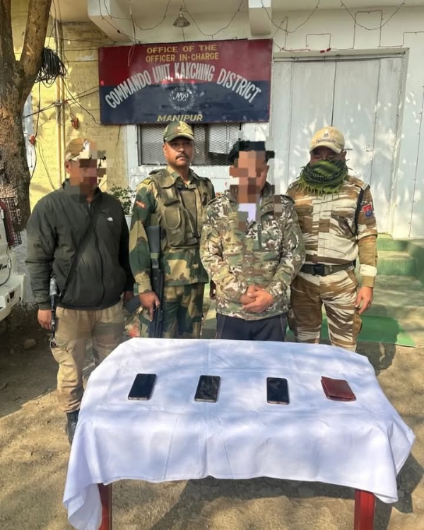 इंफाल-जिरीबाम हाईवे पर वाहन चालकों से धन उगाही करने वाले तीन गिरफ्तार आरोपितों की तस्वीर।