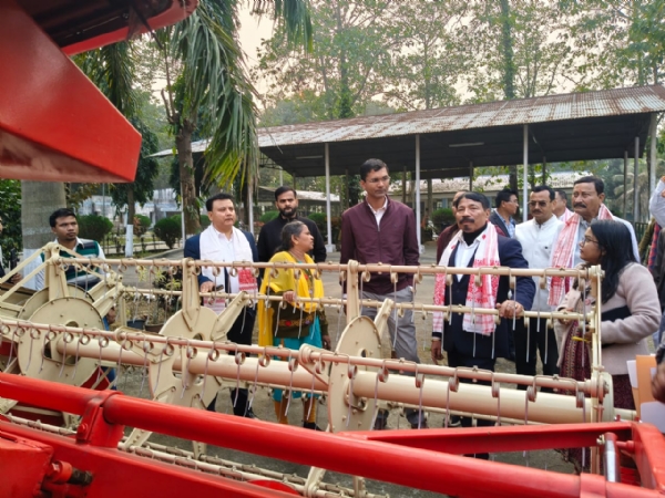विश्वनाथ कृषि महाविद्यालय के 38वें स्थापना दिवस के मौके पर अत्याधुनिक जैविक उर्वरक एवं जैविक कीटनाशक उत्पादन केंद्र का उद्घाटन करते हुए कृषि मंत्री अतुल बोरा।