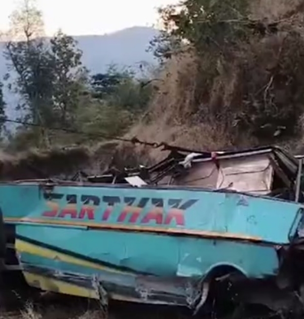 सापुतारा के समीप खाई में गिरी बस।