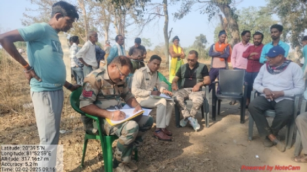 घटना स्थल पर जांच करती हुई पुलिस व उपस्थित ग्रामीण।