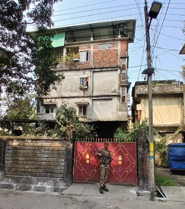 सिलीगुड़ी में दवा कारोबारी के घर ईडी की छापेमारी सिलीगुड़ी में दवा कारोबारी के घर ईडी की छापेमारी