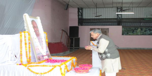 श्रद्धांजलि अर्पित करते सरकार्यवाह दत्तात्रेय होसबोले