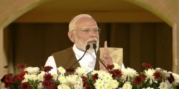असम में कार्यक्रम को संबोधित करते हुए प्रधानमंत्री नरेन्द्र मोदी