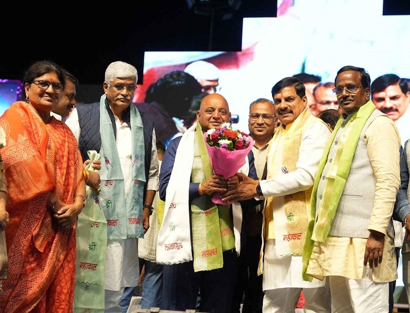 मुख्यमंत्री डॉ. मोहन यादव ने जिंबाब्वे सरकार में उद्योग एवं कॉमर्स उपमंत्री श्री एम.के. मोदी को सम्मानित किया।