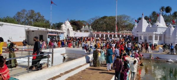 नर्मदा मंदिर में दर्शन हेतु श्रद्धालुओं की लम्बी  कतार