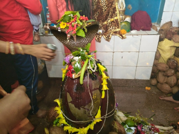 शिवालय में पूजा करते लाेग