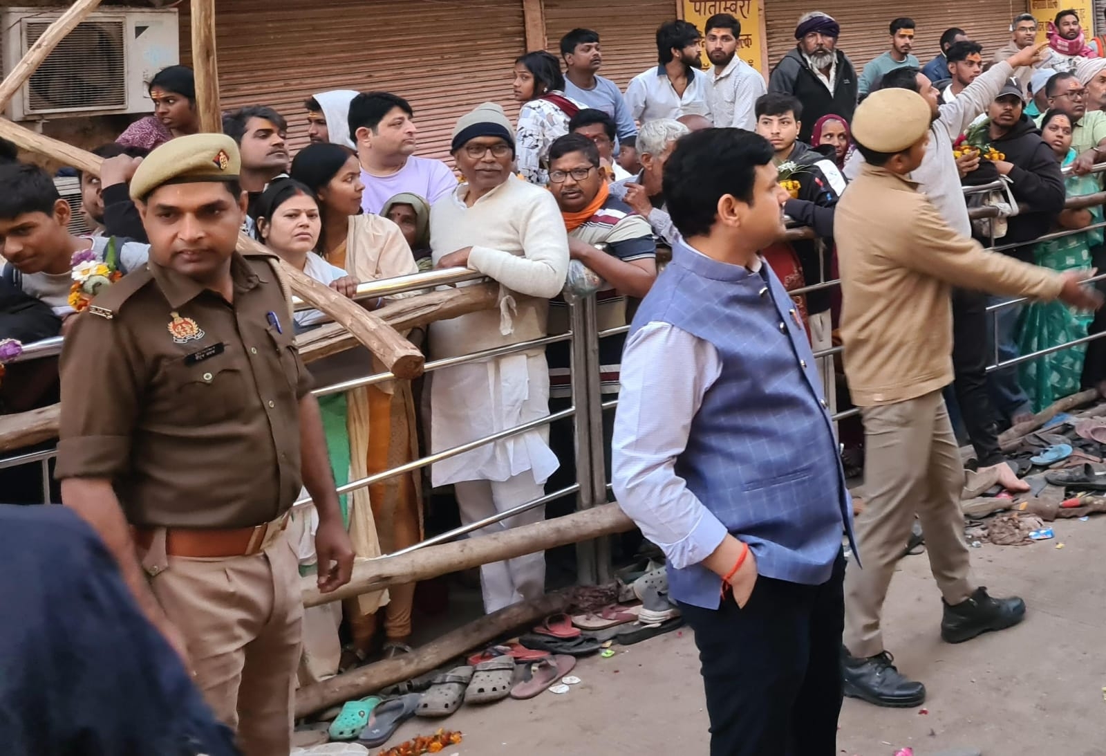 काशी विश्वनाथ दरबार में श्रद्धालु