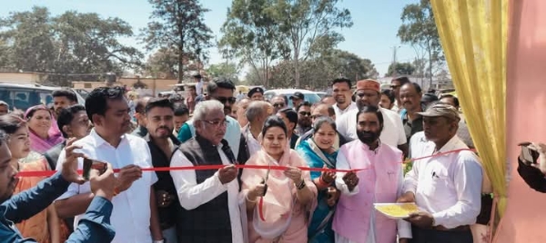 मेले का फीता काट कर शुभारंम करती सांसद