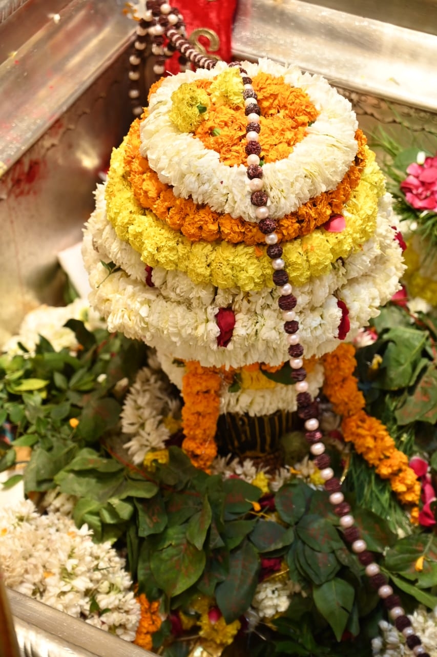 काशी विश्वनाथ दरबार में श्रद्धालु