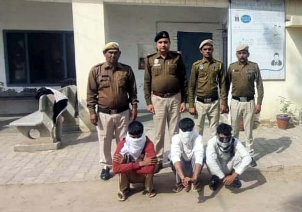 पुलिस हिरासत में पकड़े गए मोटरसाइकिल चोर गिरोह के सदस्य।
