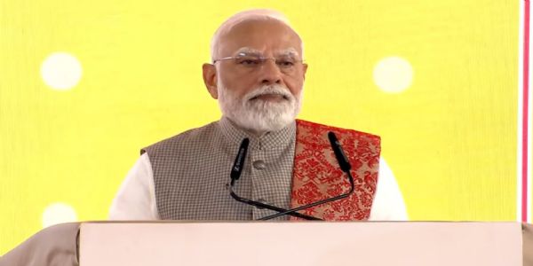 प्रधानमंत्री नरेन्द्र मोदी मंगलवार को गुवाहाटी में शिखर सम्मेलन को संबोधित करते हुए