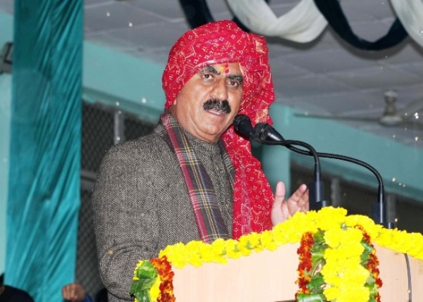 शिवरात्रि के शुभारंभ पर जनसहूह को संबोधित करते हुए मुख्यमंत्री, स्मारिका का विमोचन एवं प्रर्दशनियों का उदघाटन करते हुए मुख्यमंत्री।