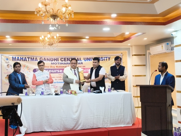 सम्मेलन आगत अतिथियो का स्वागत करते कुलपति