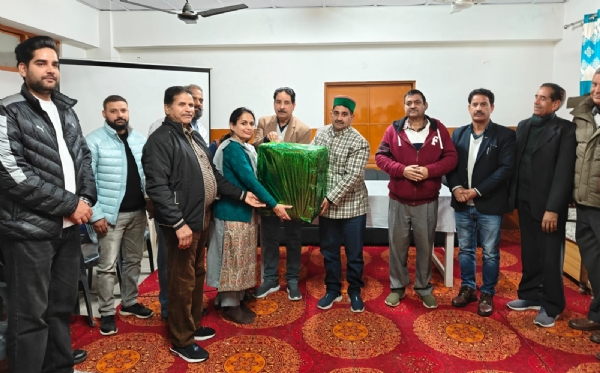 उपमुख्य सचेतक केवल पठानिया अस्पताल को दान की गई मशीन को भेंट करते हए।
