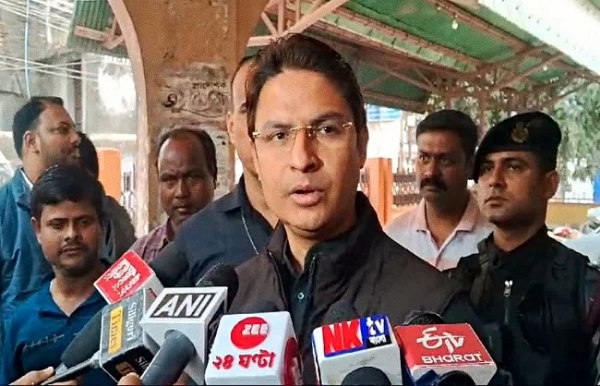 पत्रकारों से बातचीत करते दार्जिलिंग के सांसद राजू बिष्ट