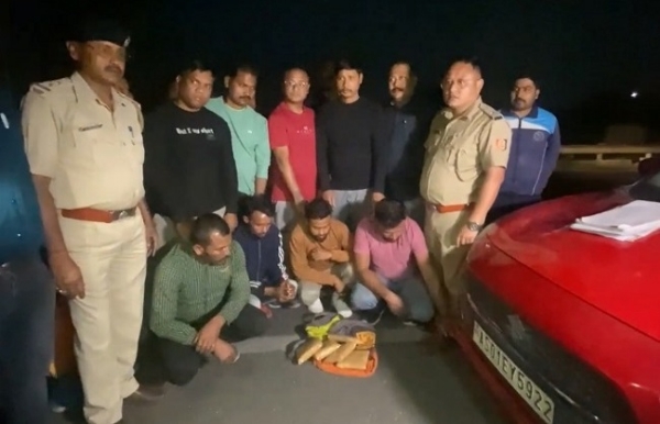 अफीम के साथ चार गिरफ्तार