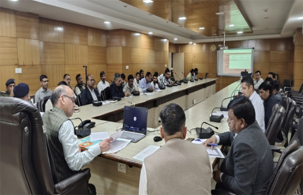 सड़क सुरक्षा समिति की बैठक लेते उपायुक्त डॉ विवेक भारती।
