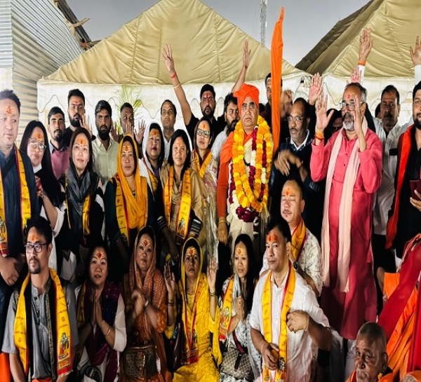 श्रद्धालुओं के साथ गोवर्धन मठ पुरी के शंकराचार्य स्वामी अधोक्षजा नंद देवतीर्थ का छाया चित्र