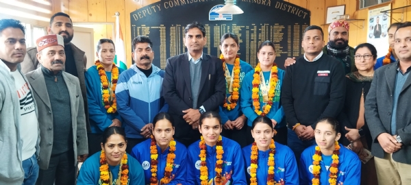 उपायुक्त के साथ टीम के खिलाड़ी। उपायुक्त के साथ टीम के खिलाड़ी।