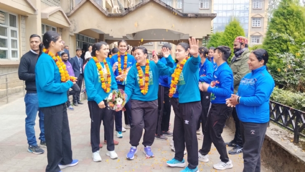 स्वागत रैली के दौरान कबड्डी टीम की खिलाड़ी। स्वागत रैली के दौरान कबड्डी टीम की खिलाड़ी।