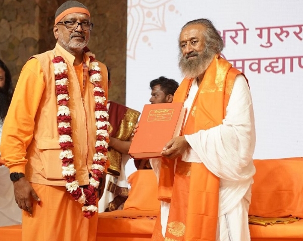 महाकुम्भ में ‘एकात्म धाम मंडपम्’ पहुँचे श्रीश्री रविशंकर