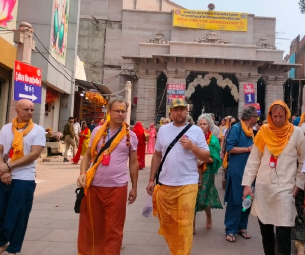 Faith of foreign devotees: Devotees from Switzerland and Russia paid obeisance in Vindhyachal