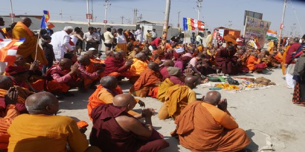 संगम स्नान के बाद बौद्ध भिक्षु