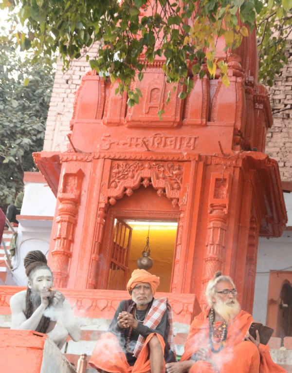 गंगा किनारे नागा संतों का डेरा