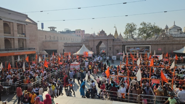 मंदिर में कतारबद्ध श्रद्धालु
