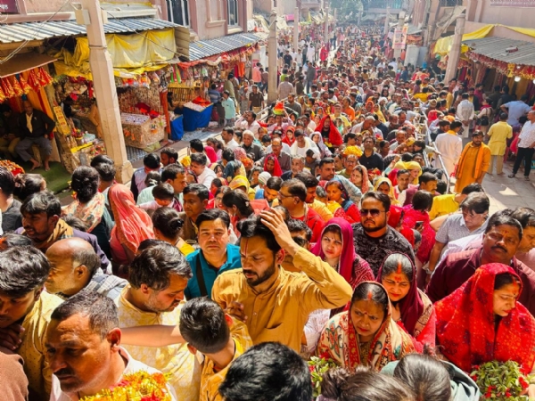 महाकुंभ पलट प्रवाह, मां विंध्यवासिनी के दरबार में उमड़ा आस्था का सैलाब