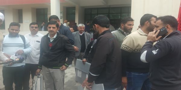 सिरसा: निकाय चुनाव के लिए बूथों पर पहुंची पोलिंग पार्टियां