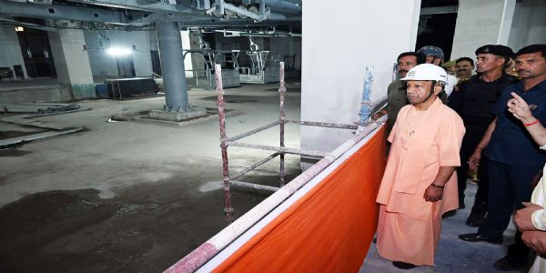 रोपवे का निरीक्षण करते मुख्यमंत्री