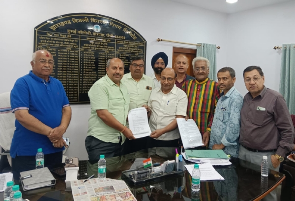 जीएम के साथ वार्ता करते चेंबर के सदस्‍यों की फोटो