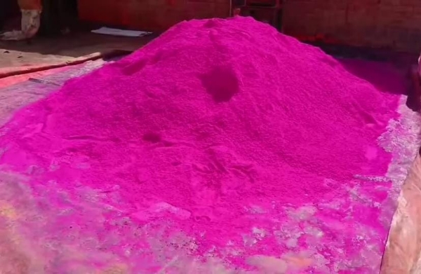 रंग के कारखाने में ग़ुलाबी रंग का ढेर