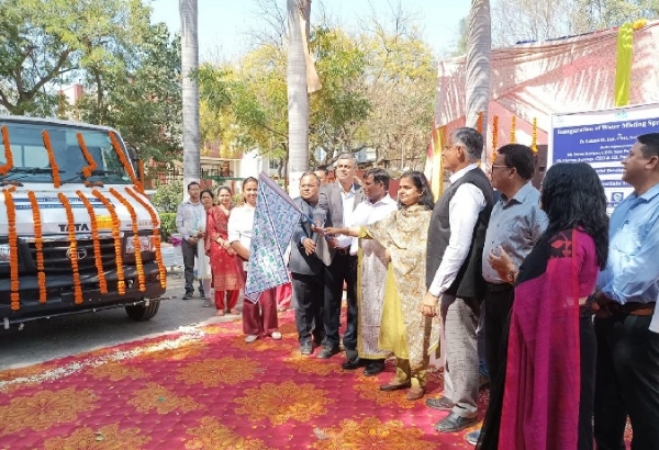 नोएडा प्राधिकरण की अतिरिक्त मुख्य कार्यकारी अधिकारी वंदना त्रिपाठी ने इस वाहन को हरी झंडी दिखा कर रवाना किया।
