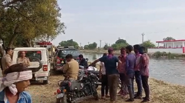 मौके पर जांच करती पुलिस टीम