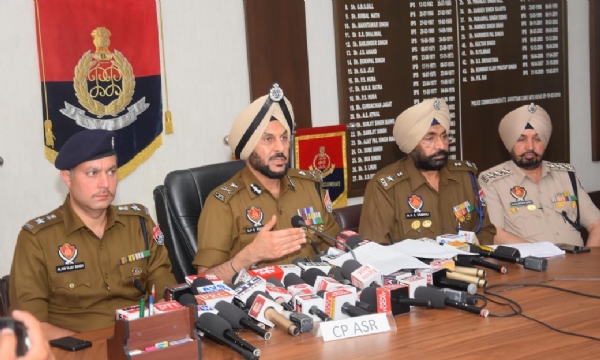 अमृतसर के पुलिस आयुक्त गुरप्रीत सिंह भुल्लर पत्रकारों को बिहार से पकड़े आतंकियों के बारे में जानकारी देते हुए