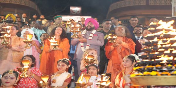 गंगा तट पर साधकों का योग वैश्विक प्रभाव को दर्शाता है: राज्यपाल