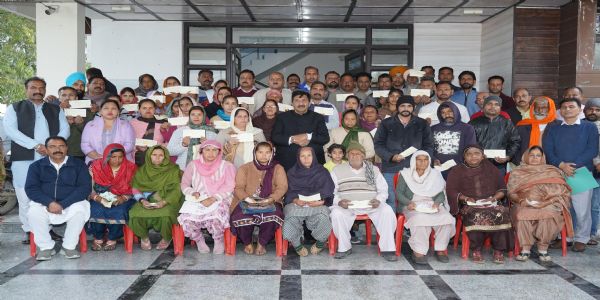 60 लाभार्थियों को 10 लाख की मदद, डिप्टी सीएम ने बांटे चेक