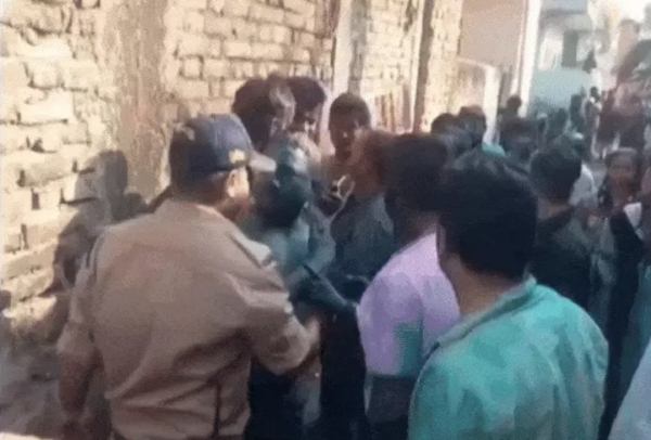 दो पुलिसकर्मियों को बंधक बनाकर पीटा