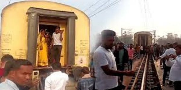 ट्रैक पर दौड़ती इंटरसिटी एक्सप्रेस दो हिस्सों में बटी