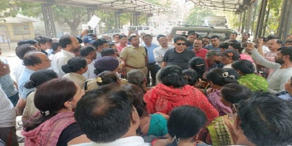 बैतूल में आइल मिल के टैंक में दो कर्मचारियों की मौत के बाद परिजनों का प्रदर्शन